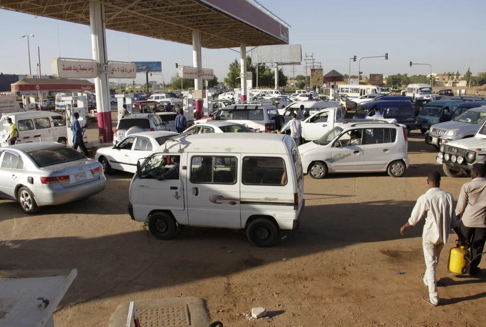 Trong ảnh: Các phương tiện xếp hàng chờ mua xăng tại trạm xăng ở Khartoum, Sudan. (Nguồn: AFP/TTXVN)