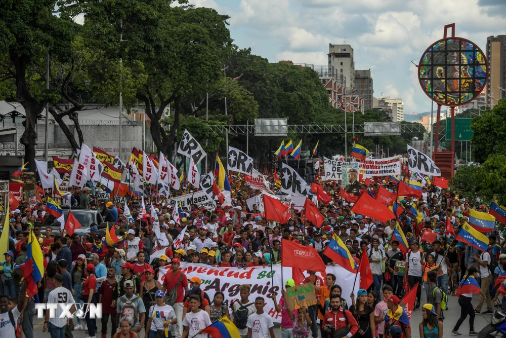 Trong ảnh: Người dân tham gia tuần hành ủng hộ Tổng thống Venezuela Nicolas Maduro tại Caracas ngày 12/9/2019. (Nguồn: AFP/TTXVN0