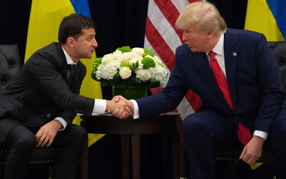 Trong ảnh: Tổng thống Ukraine Volodymyr Zelensky (trái) và Tổng thống Mỹ Donald Trump tại cuộc gặp ở New York ngày 25/9/2019. (Nguồn: AFP/TTXVN)