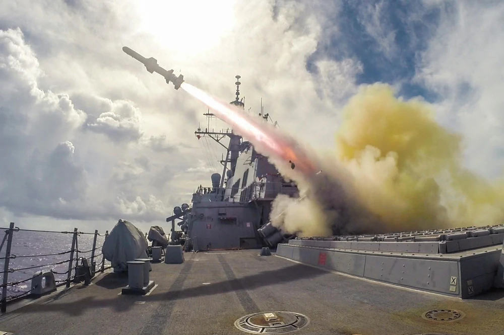 Trong ảnh (tư liệu): Tên lửa Harpoon được phóng từ tàu khu trục USS Fitzgerald của Mỹ trong cuộc tập trận bắn đạn thật trên biển gần Guam. (Nguồn: AFP/TTXVN)