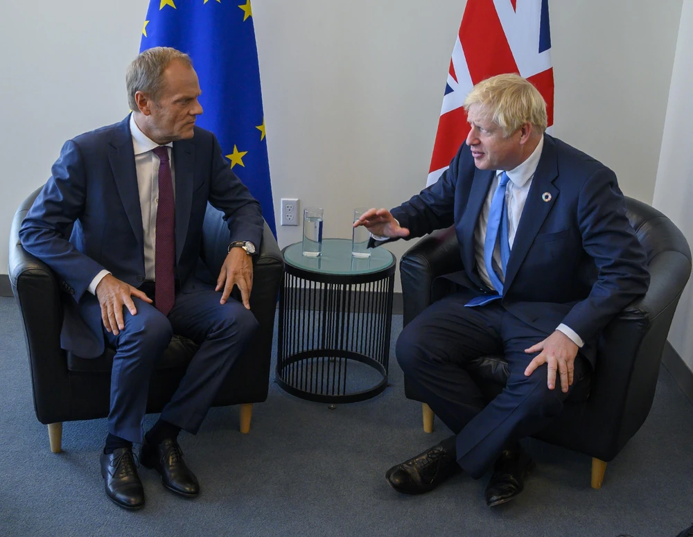 Trong ảnh: Chủ tịch Hội đồng châu Âu Donald Tusk (trái) trong cuộc gặp Thủ tướng Anh Boris Johnson bên lề khóa họp Đại hội đồng LHQ tại thành phố New York, Mỹ ngày 23/9/2019. (Nguồn: AFP/TTXVN)