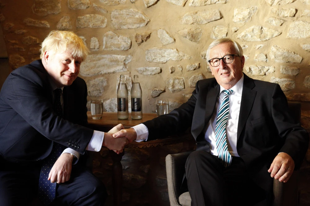 Trong ảnh: Chủ tịch Ủy ban châu Âu (EC) Jean-Claude Juncker (phải) và Thủ tướng Anh Boris Johnson trong cuộc gặp tại Luxembourg ngày 16/9/2019. (Nguồn: AFP/ TTXVN)