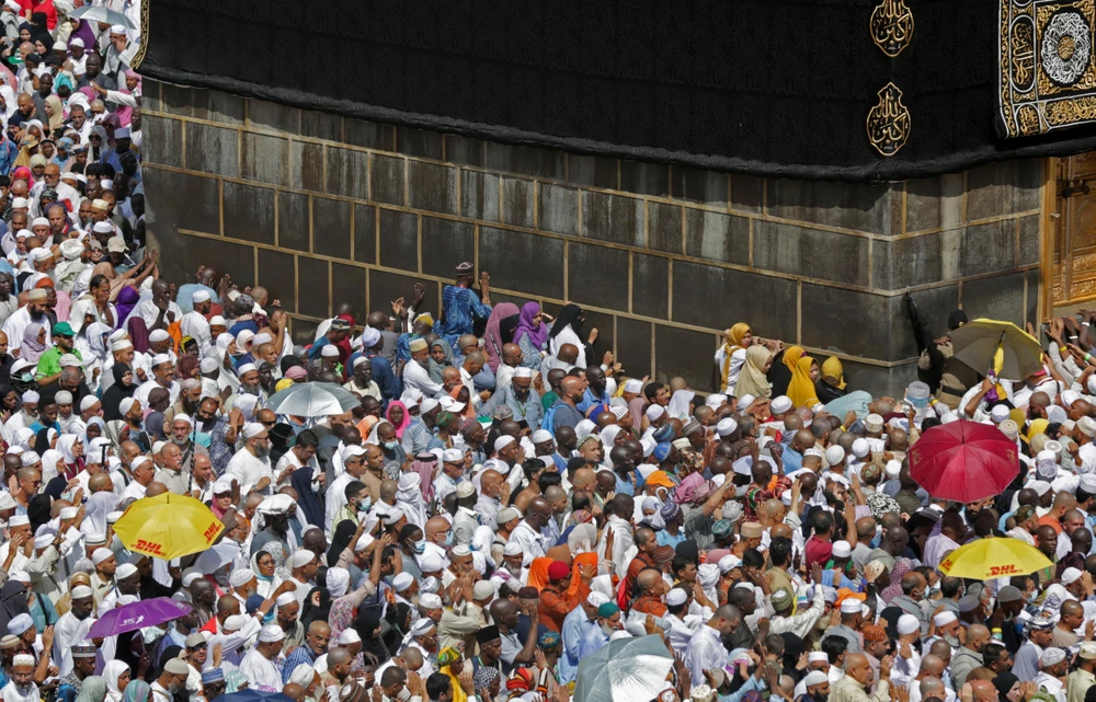 Trong ảnh: Tín đồ Hồi giáo tại Nhà thờ Lớn ở Thánh địa Mecca, ngày 13/8/2019. (Nguồn: AFP/TTXVN)