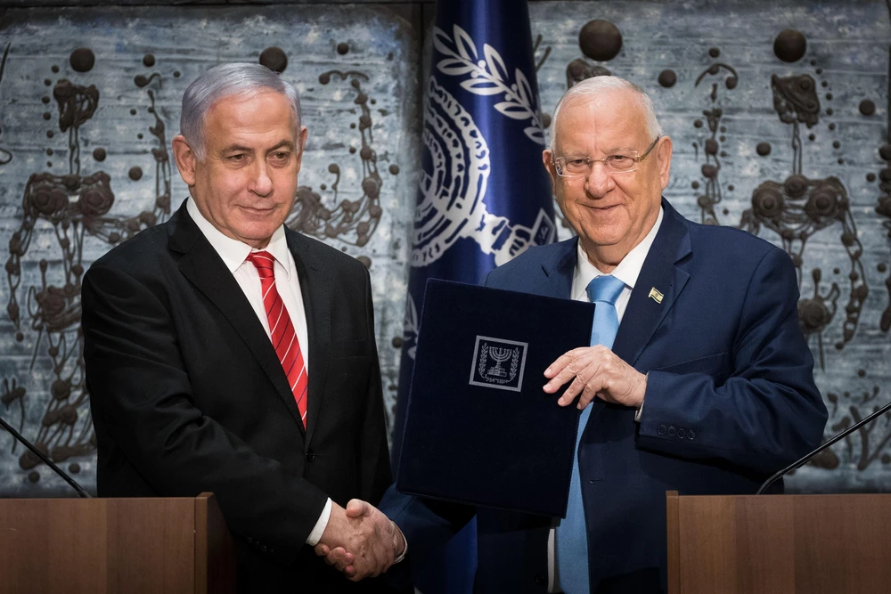 Trong ảnh: Tổng thống Israel Reuven Rivlin (phải) giao trọng trách thành lập Chính phủ mới cho Thủ tướng Benjamin Netanyahu tại Jerusalem ngày 25/9/2019. (Nguồn: THX/TTXVN)
