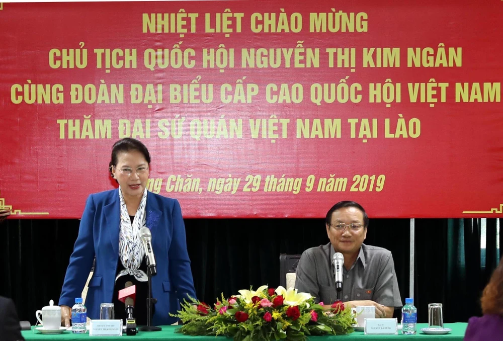 Chủ tịch Quốc hội Nguyễn Thị Kim Ngân thăm, làm việc tại Đại sứ quán Việt Nam tại Lào. (Ảnh: Trọng Đức/TTXVN)