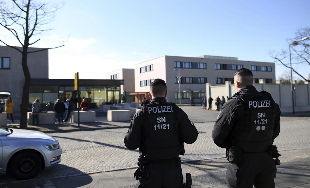Trong ảnh (tư liệu): Cảnh sát Đức gác bên ngoài Tòa án cấp cao ở Dresden, miền Đông Đức, nơi diễn ra phiên xét xử một nghi phạm cực đoan, ngày 18/3/2019. (Nguồn: AFP/TTXVN)