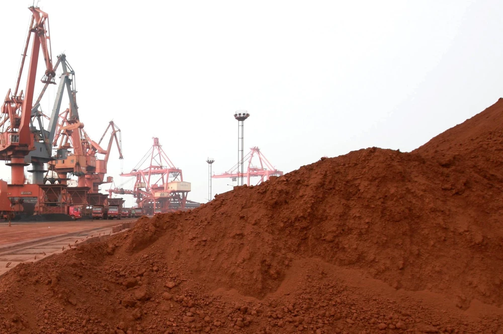 Trong ảnh (tư liệu): Đất hiếm chuẩn bị được đưa đi xuất khẩu tại Liên Vân Cảng ở tỉnh Giang Tô, Trung Quốc. (Nguồn: AFP/TTXVN)