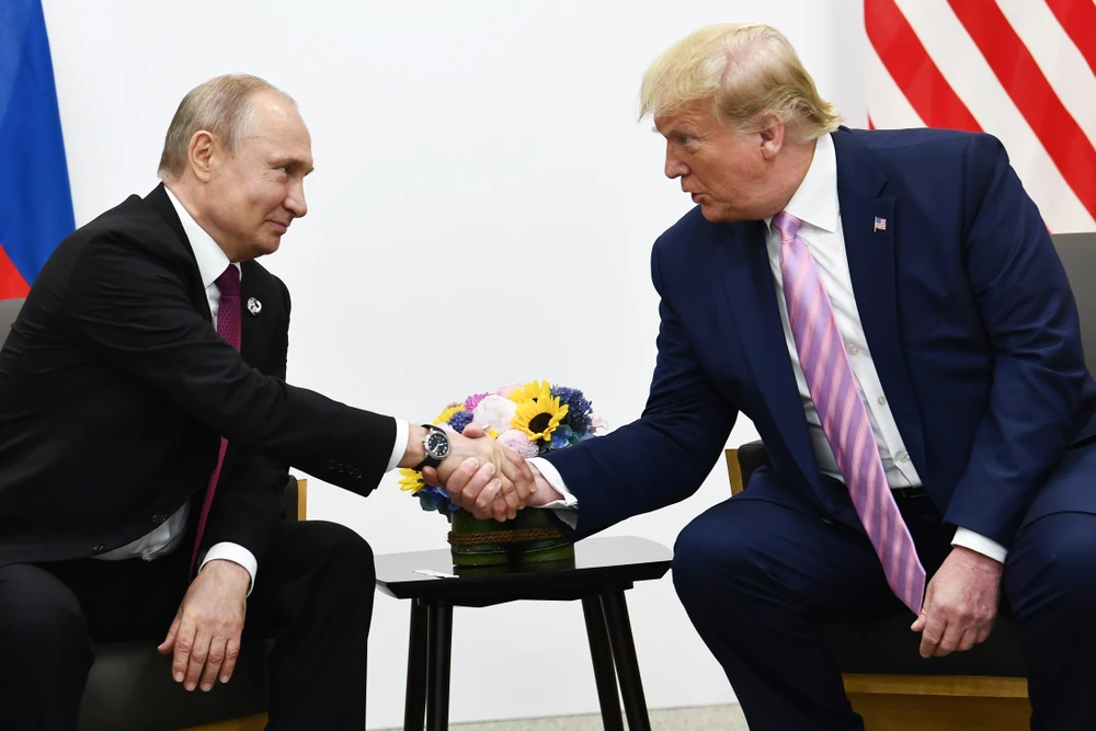 Trong ảnh (tư liệu): Tổng thống Nga Vladimir Putin (trái) và Tổng thống Mỹ Donald Trump (phải) tại cuộc gặp bên lề Hội nghị thượng đỉnh Nhóm các nền kinh tế phát triển và mới nổi hàng đầu thế giới (G20) ở Osaka, Nhật Bản ngày 28/6/2019. (Nguồn: AFP/TTXVN)