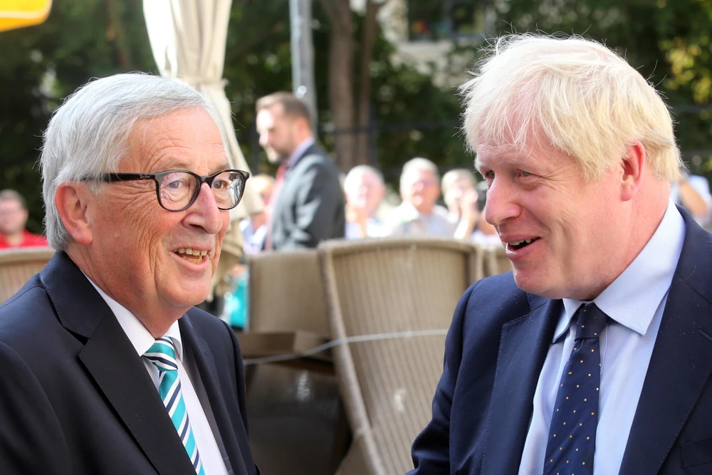 Chủ tịch EC Jean-Claude Juncker (trái) và Thủ tướng Anh Boris Johnson (phải) tại cuộc gặp ở Luxembourg ngày 16/9/2019. (Nguồn: AFP/TTXVN)