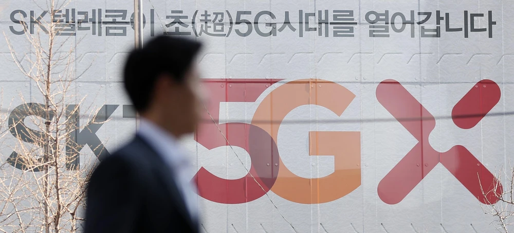 Bảng quảng cáo dịch vụ 5G tại trụ sở của nhà mạng di động SK Telecom ở thủ đô Seoul, Hàn Quốc, ngày 4/4/2019. (Nguồn: Yonhap/TTXVN)