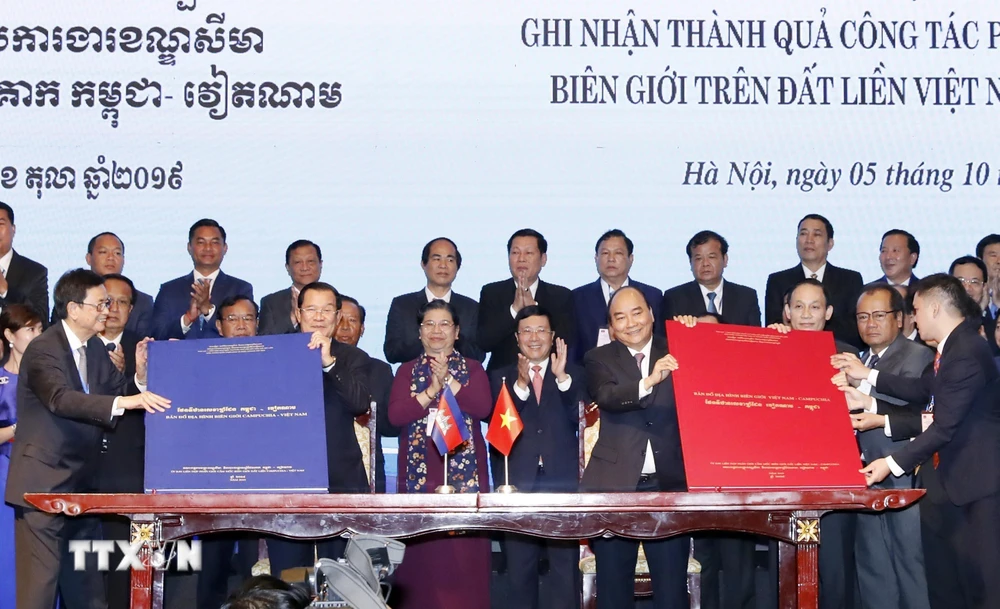 Trong ảnh: Thủ tướng Nguyễn Xuân Phúc và Thủ tướng Campuchia Samdech Techo Hun Sen chứng kiến Lễ ký Phụ lục bản đồ đính kèm Nghị định thư Phân giới cắm mốc biên giới đất liền giữa Cộng hoà XHCN Việt Nam và Vương quốc Campuchia. (Ảnh: Thống Nhất - TTXVN)