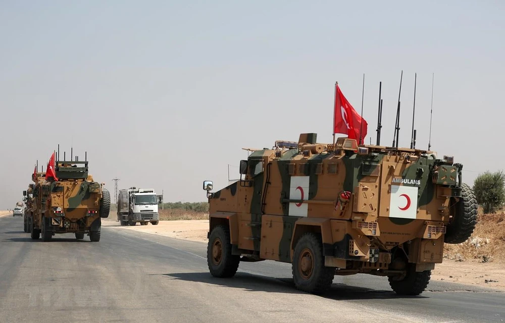 Xe quân sự của Thổ Nhĩ Kỳ qua thị trấn Saraqib, tỉnh Idlib, tây bắc Syria ngày 29/8/2019. (Nguồn: AFP/TTXVN)