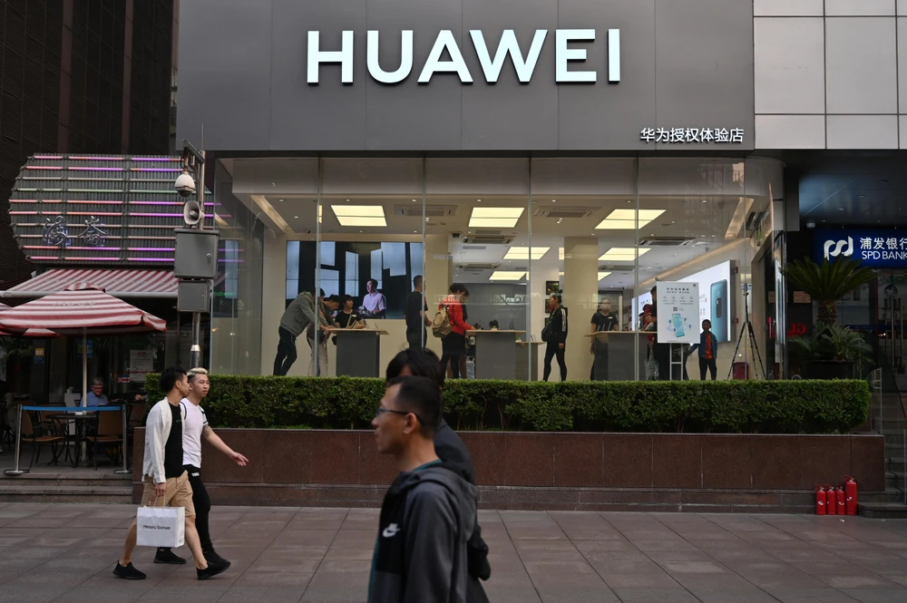 Một cửa hàng của Huawei tại Thượng Hải, Trung Quốc. (Nguồn: AFP/TTXVN)