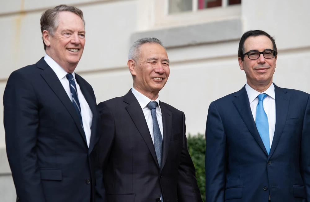 Bộ trưởng Tài chính Mỹ Steven Mnuchin (phải), Đại diện Thương mại Mỹ Robert Lighthizer (trái) và Phó Thủ tướng Trung Quốc Lưu Hạc (giữa) tại vòng đàm phán ở Washington DC, Mỹ, ngày 10/10. (Nguồn: AFP/TTXVN)