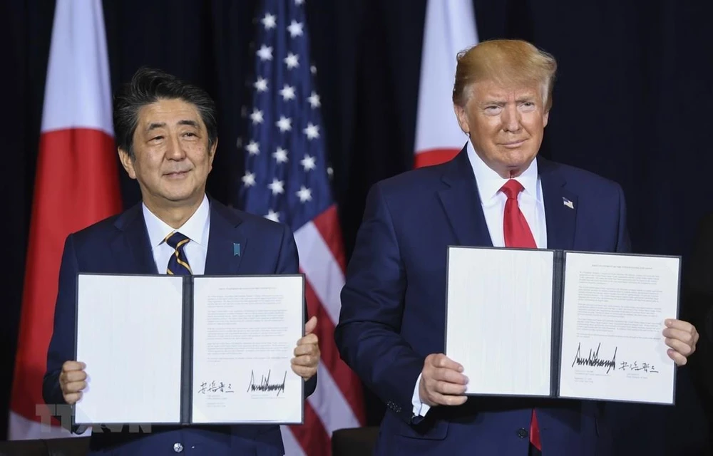 Thủ tướng Nhật Bản Shinzo Abe và Tổng thống Mỹ Donald Trump tại lễ ký thỏa thuận thương mại song phương ở New York của Mỹ ngày 25/9. (Nguồn: AFP/TTXVN)