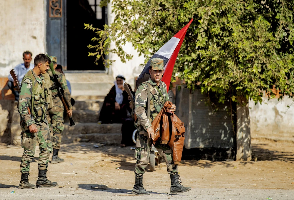 Quân đội Syria tuần tra tại tuyến đường dẫn vào thị trấn Tal Tamr ngày 14/10/2019. (Nguồn: AFP/TTXVN)