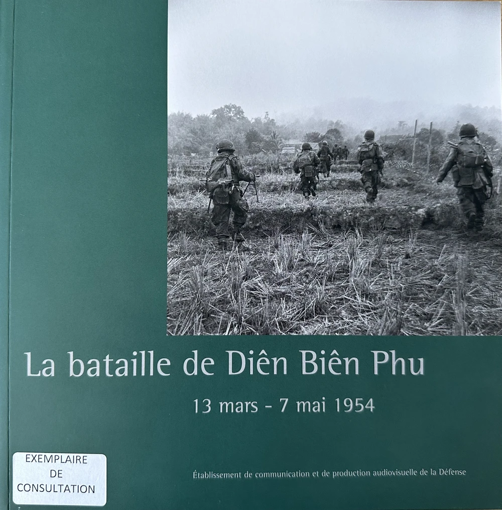 Bìa cuốn sách ảnh "Chiến dịch Điện Biên Phủ - từ 13/3 đến 7/5/1954", dày 211 trang do Cơ quan Truyền thông và Sản xuất Nghe nhìn Bộ Quốc phòng Pháp (ECPAD) phát hành nhân kỷ niệm 70 năm chiến dịch này. (Ảnh: Nguyễn Tuyên/TTXVN)