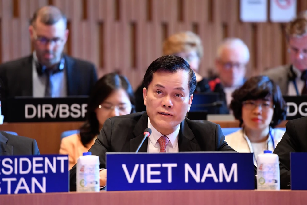 Thứ trưởng Bộ Ngoại giao Hà Kim Ngọc, Chủ tịch Ủy ban Quốc gia UNESCO Việt Nam phát biểu tại Phiên khai mạc Kỳ họp lần thứ 219 Hội đồng Chấp hành UNESCO. (Ảnh: TTXVN phát)