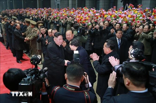 Lễ đón nhà lãnh đạo Triều Tiên Kim Jong-un (giữa) tại Bình Nhưỡng sau khi ông kết thúc chuyến thăm hữu nghị chính thức Việt Nam ngày 5/3. (Ảnh: YONHAP/TTXVN)