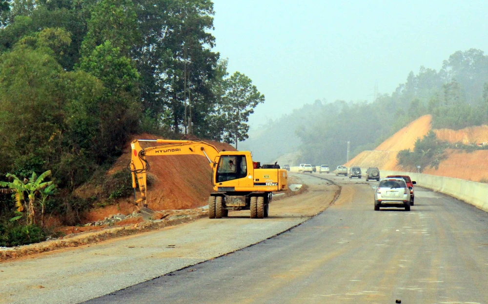 Các đơn vị thi công dự án đường cao tốc Bắc Giang-Lạng Sơn đẩy nhanh tiến độ thi công đảm bảo đúng tiến độ. (Ảnh: Thái Thuần/TTXVN)