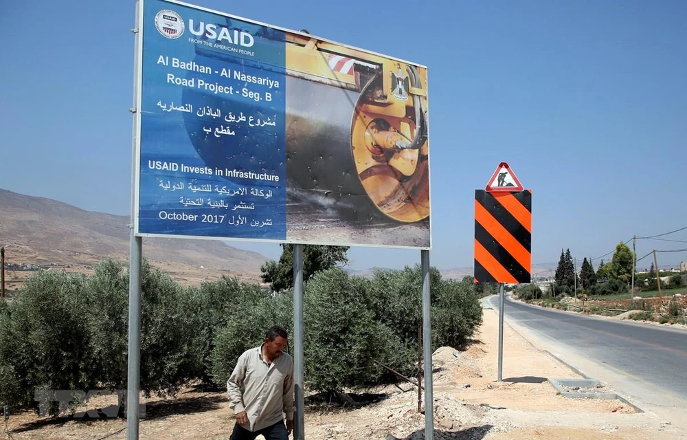 Biển báo của Cơ quan Phát triển Quốc tế của Mỹ (USAID) tại làng al-Badhan, phía bắc Nablus, Bờ Tây, ngày 25/8/2018. (Ảnh: AFP/ TTXVN)