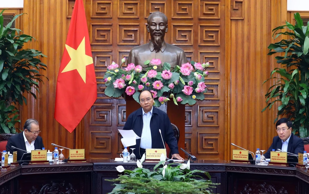 Thủ tướng Nguyễn Xuân Phúc chủ trì cuộc họp bàn giải pháp tháo gỡ khó khăn cho sản xuất, kinh doanh, thúc đẩy tăng trưởng kinh tế. (Ảnh: Thống Nhất/TTXVN)