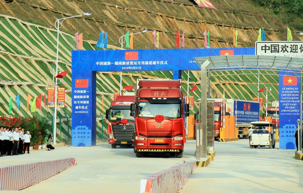 Xe vận tải hàng hóa từ Trung Quốc nhập khẩu vào Việt Nam. (Ảnh: Thái Thuần/TTXVN)