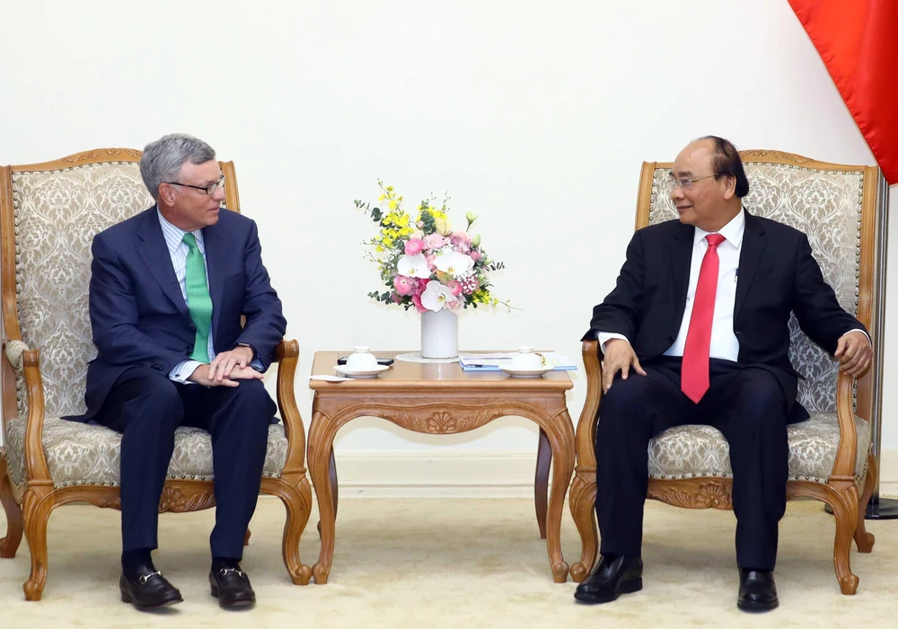 Thủ tướng Nguyễn Xuân Phúc tiếp ông Al Kelly, Giám đốc điều hành Tập đoàn Visa, Hoa Kỳ. (Ảnh: Thống Nhất/TTXVN)