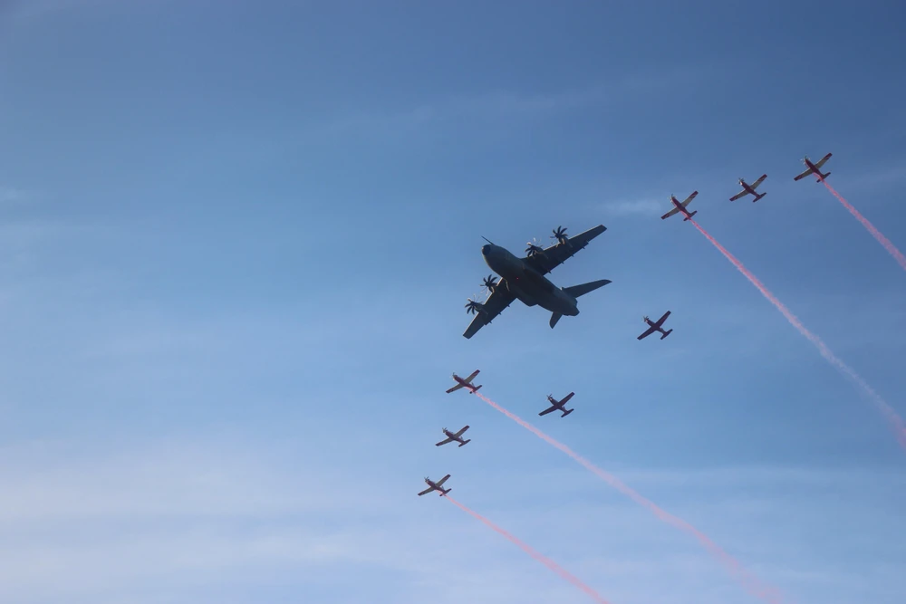 Đội hình máy bay ném bom và máy bay cường kích được trình diễn trong lễ khai mạc. (Ảnh: Hà Ngọc/TTXVN)