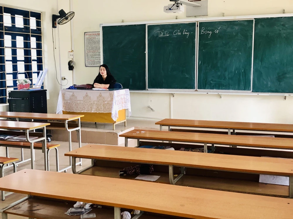 Giáo viên bộ môn Ngữ Văn đang ngồi chờ học sinh đến lớp. (Ảnh: Trung Nguyên/TTXVN)