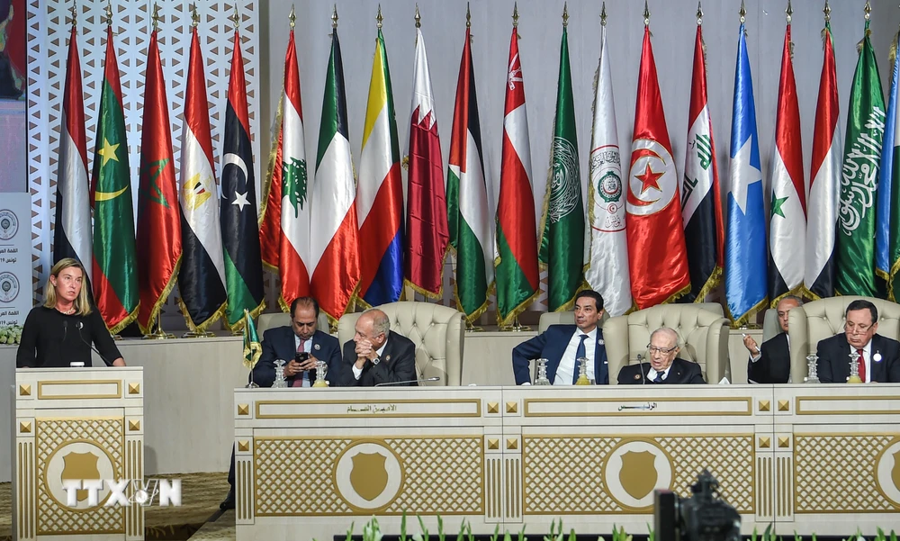 Đại diện cấp cao về chính sách đối ngoại của Liên minh châu Âu Federica Mogherini (trái) phát biểu tại Hội nghị thượng đỉnh Liên đoàn Arab (AL) lần thứ 30 ở Tunis, Tunisia ngày 31/3. (Ảnh: AFP/TTXVN)