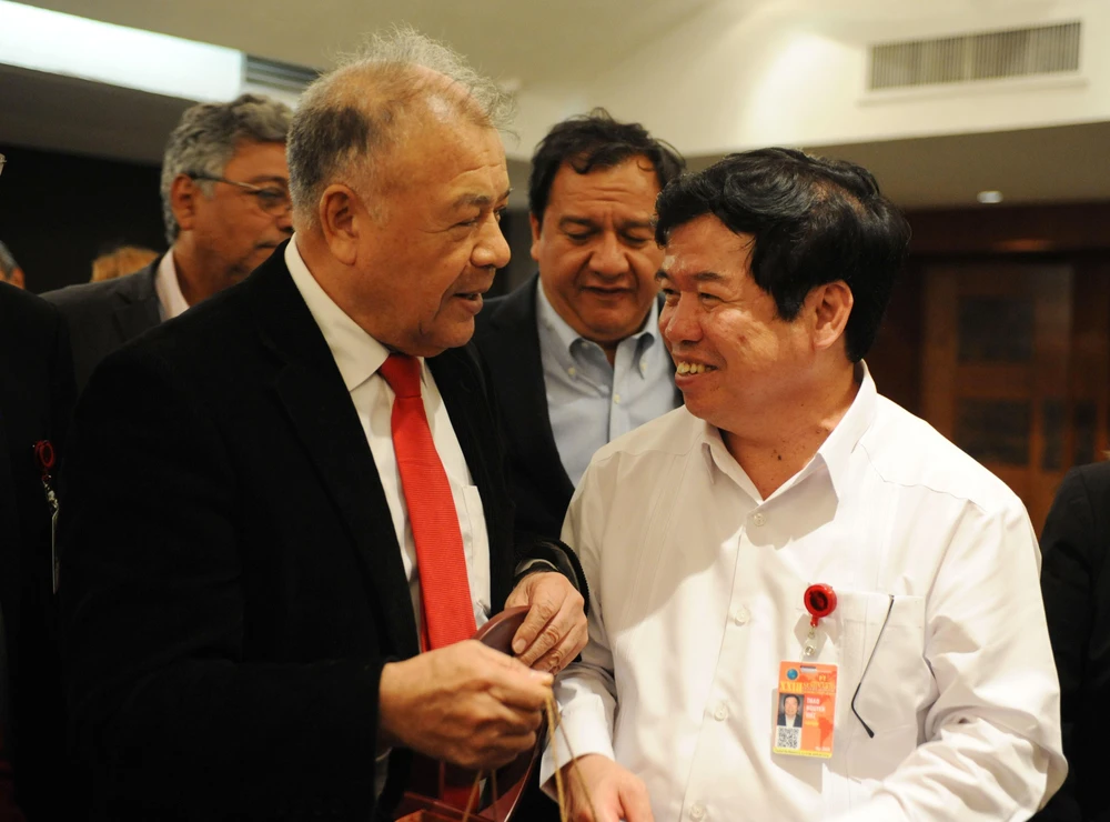 Tổng Bí thư Alberto Anaya và đồng chí Nguyễn Viết Thảo. (Ảnh: Việt Hùng/TTXVN)
