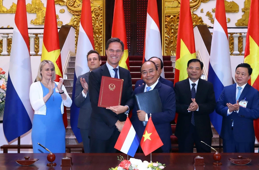 Thủ tướng Chính phủ Nguyễn Xuân Phúc và Thủ tướng Vương quốc Hà Lan Mark Rutte ký Biên bản ghi nhớ về hợp tác chuyển đổi nông nghiệp tại Đồng bằng sông Cửu Long. (Ảnh: Thống Nhất/TTXVN)