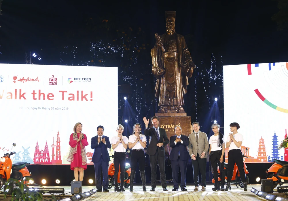 Thủ tướng Nguyễn Xuân Phúc và Thủ tướng Hà Lan Mark Rutte chụp ảnh chung với các nghệ sĩ biểu diễn tại buổi trình diễn thời trang bền vững 'Walk the Talk'. (Ảnh: Lâm Khánh/TTXVN)