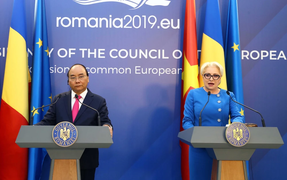 Thủ tướng Nguyễn Xuân Phúc và Thủ tướng Romania Viorica Dancila họp báo thông báo kết quả hội đàm giữa hai nước. (Ảnh: Thống Nhất –TTXVN)