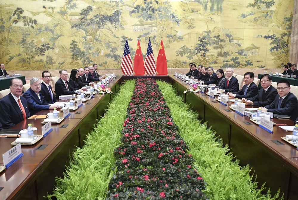 Phái đoàn đàm phán Mỹ do Đại diện Thương mại Mỹ Robert Lighthizer (thứ 4, trái) và Bộ trưởng Tài chính Steven Mnuchin (thứ 3, trái) dẫn đầu trong cuộc đàm phán thương mại với phái đoàn Trung Quốc do Phó Thủ tướng Lưu Hạc (thứ 4, phải) dẫn đầu, tại Bắc Kin