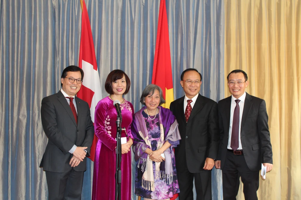 Đại sứ Việt Nam tại Thụy Sĩ Lê Linh Lan và Đại sứ Dương Chí Dũng, Trưởng Phái đoàn thường trực Việt Nam bên cạnh LHQ chụp ảnh kỷ niệm với các đại diện cộng đồng người Việt Nam tại Thụy Sĩ. (Ảnh: Hoàng Hoa/TTXVN)