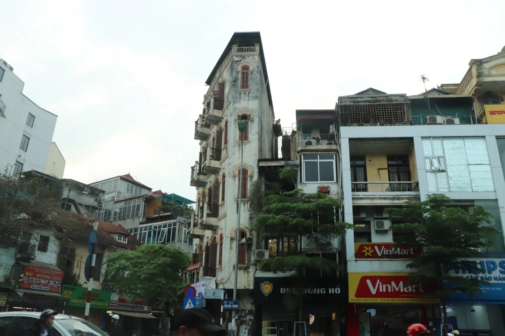 Những ngồi nhà “siêu mỏng, siêu méo” trên phố Tôn Đức Thắng, quận Đống Đa, Hà Nội. (Ảnh: Minh Nghĩa/TTXVN)