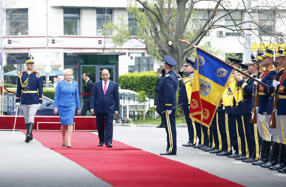 Thủ tướng Nguyễn Xuân Phúc và Thủ tướng Romania Viorica Dancila duyệt đội danh dự. (Ảnh: Thống Nhất/TTXVN)