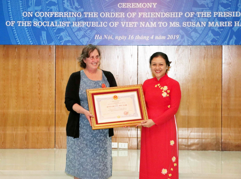Chủ tịch Liên hiệp các tổ chức hữu nghị Việt Nam Nguyễn Phương Nga trao tặng Huân chương Hữu nghị của Chủ tịch nước cho bà Susan Hammond - Người sáng lập của tổ chức WLP - Dự án Giải quyết Di sản chiến tranh (Mỹ). (Ảnh: Văn Điệp/TTXVN)