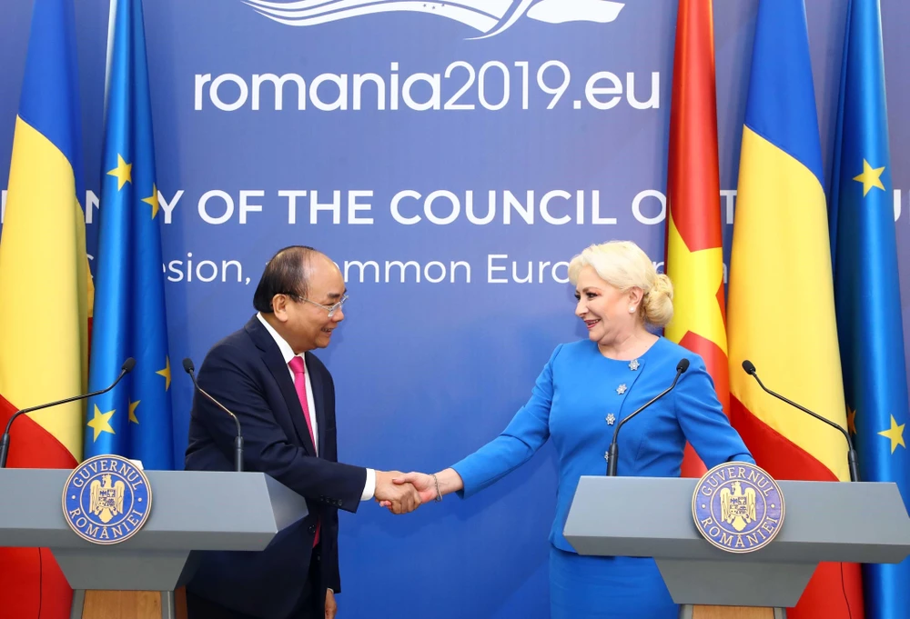Thủ tướng Nguyễn Xuân Phúc và Thủ tướng Romania Viorica Dancila họp báo thông báo kết quả hội đàm giữa hai nước. (Ảnh: Thống Nhất/TTXVN)