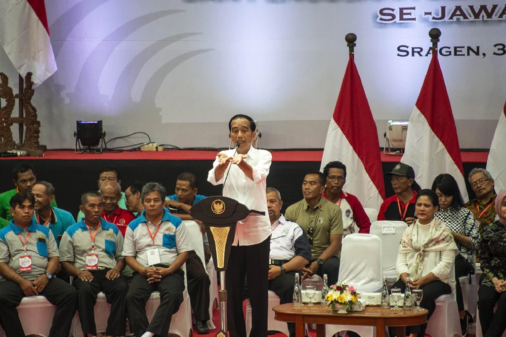 Tổng thống Indonesia Joko Widodo (giữa) trong chiến dịch vận động tranh cử Tổng thống ở Sragen, Trung Java ngày 3/4/2019. (Ảnh: AFP/TTXVN)