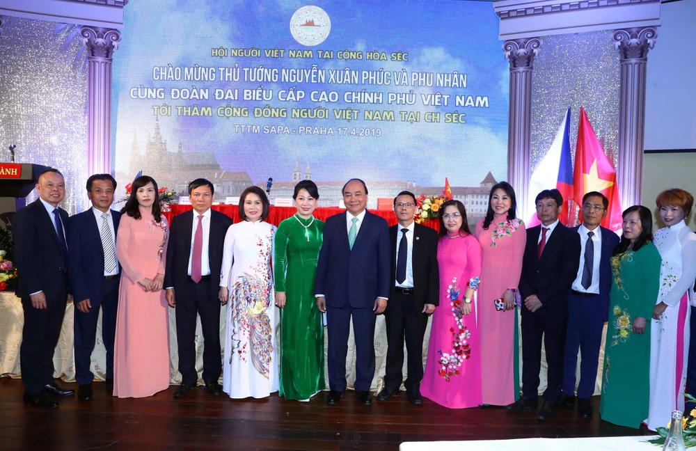 Thủ tướng Nguyễn Xuân Phúc chụp ảnh chung với đại diện cộng đồng người Việt Nam tại Séc. (Ảnh: Thống Nhất/TTXVN)