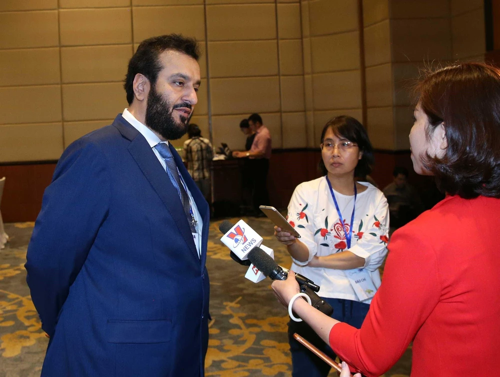 Ông Mohamed Alrayssi, Giám đốc điều hành Cơ quan Tin tức Các Tiểu Vương quốc Arab Thống Nhất (UAE) trả lời phỏng vấn của phóng viên Truyền hình Thông tấn. (Ảnh: Văn Điệp/TTXVN)