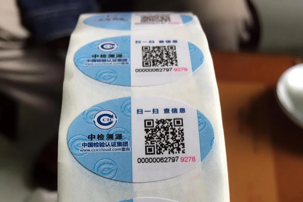 Một cuộn tem truy xuất nguồn gốc bằng chữ Trung Quốc được thương lái sử dụng để dán lên các trái dưa hấu. (Ảnh: Đỗ Trưởng/TTXVN)