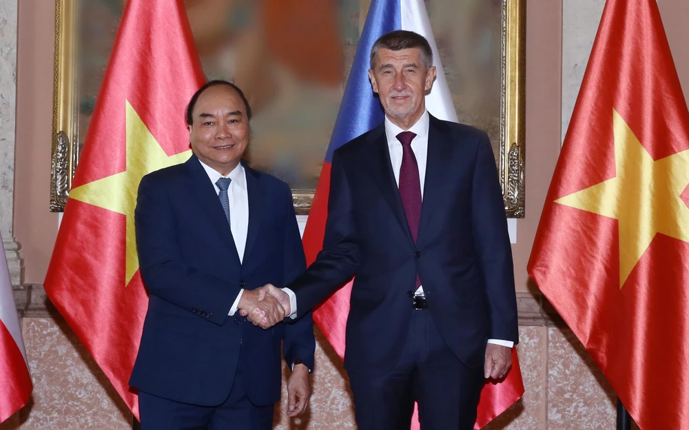 Thủ tướng Nguyễn Xuân Phúc và Thủ tướng Cộng hoà Séc Andrej Babis. (Ảnh: Thống Nhất/TTXVN)
