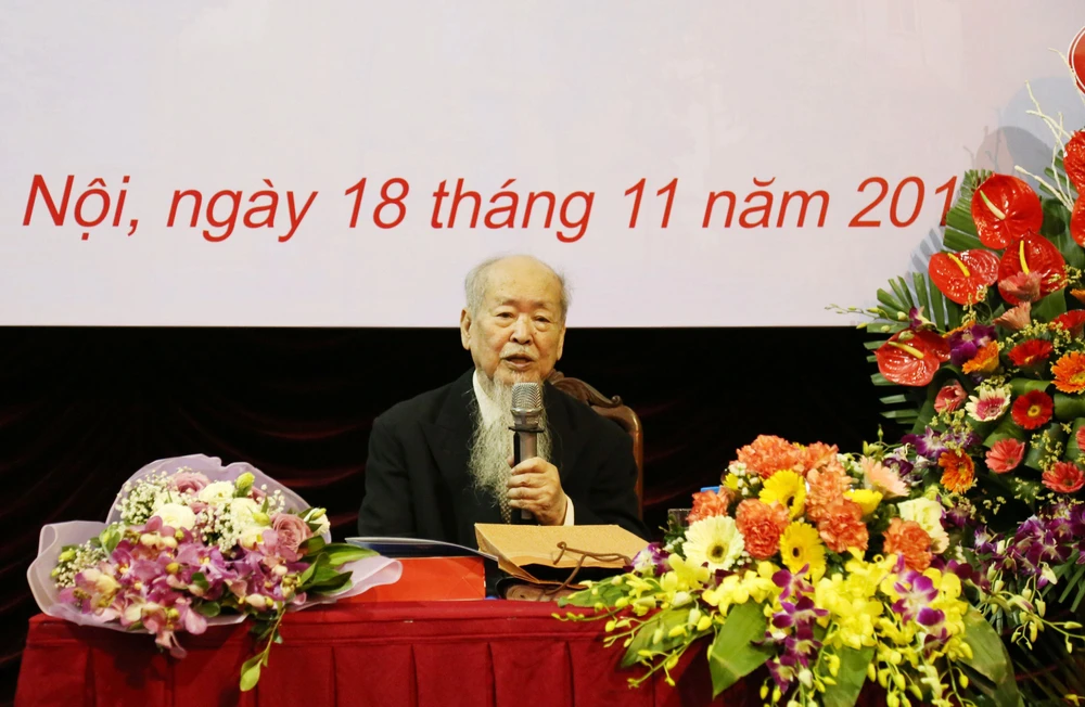 Cố Giáo sư-Nhà giáo Nhân dân Phan Hữu Dật tại lễ mừng thọ tuổi 90 được tổ chức tại giảng đường Lê Thánh Tông (11/2018). (Nguồn: ussh.vnu.edu.vn)