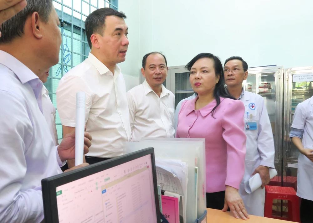 Bộ trưởng Bộ Y tế kiểm tra cơ sở vật chất của Trạm Y tế phường Tân Quý, quận Tân Phú - 1 trong 3 trạm y tế điểm tại Thành phố Hồ Chí Minh. (Ảnh: Đinh Hằng/TTXVN)
