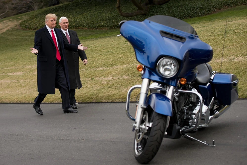 Tổng thống Mỹ Donald Trump và Phó Tổng thống Mike Pence bên một sản phẩm của Harley-Davidson. (Nguồn: Time)