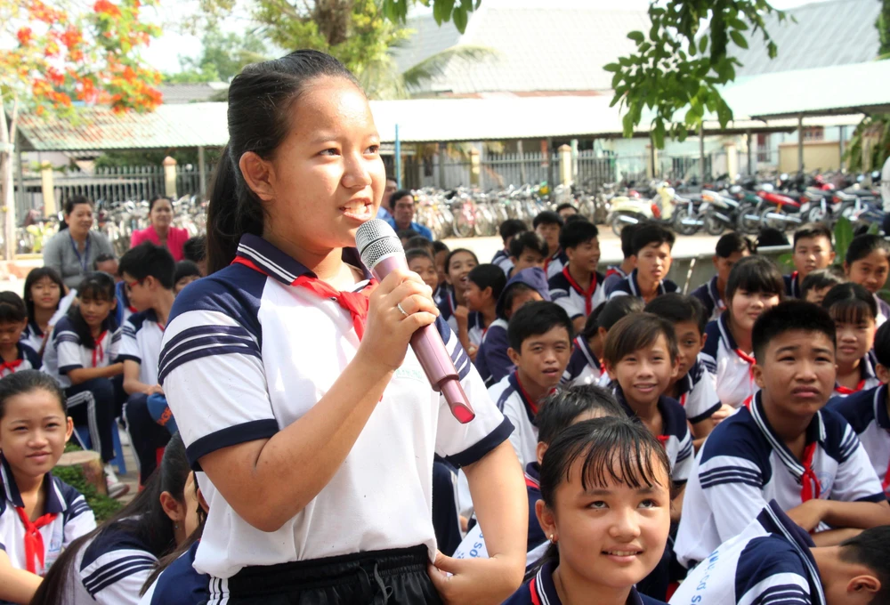 Học sinh phát biểu ý kiến tại chương trình 'Giáo dục kỹ năng sống' cho gần 600 học sinh của Trường Trung học cơ sở Long Phước và Trường Tiểu học B thị trấn Long Hồ (huyện Long Hồ, tỉnh Vĩnh Long). (Ảnh: Lê Thúy Hằng/TTXVN)